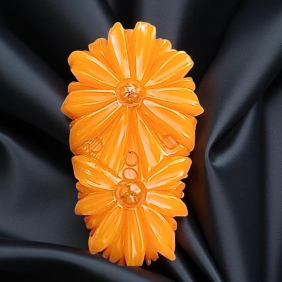 Vintage Bakelite butterscotch Carved flower clip made 1930 beautiful design - Picture 11 of 16